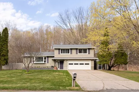 513 Oakridge Dr, Camillus, NY 13031
