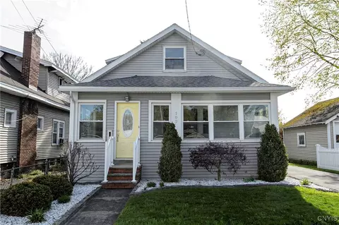 102 Wayland Rd, Salina, NY 13208
