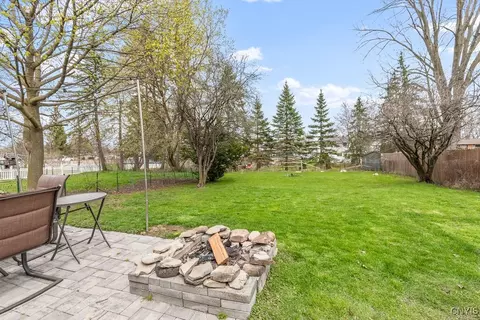 Exterior - 922 Kinne St, East Syracuse, NY 13057 photo 5 of 8