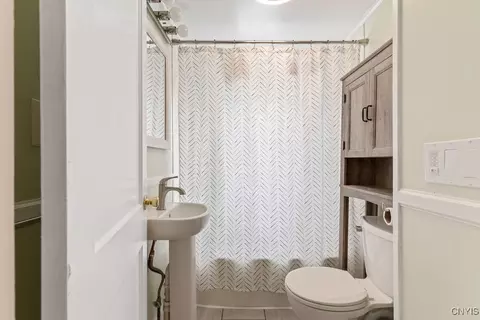 Bath - 922 Kinne St, East Syracuse, NY 13057 photo 1 of 1