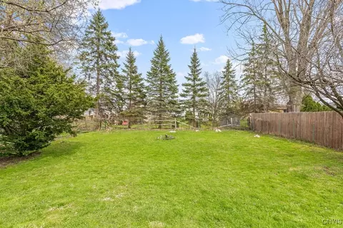 Exterior - 922 Kinne St, East Syracuse, NY 13057 photo 6 of 8