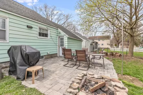 Exterior - 922 Kinne St, East Syracuse, NY 13057 photo 4 of 8