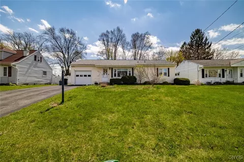 402 Fletcher Dr, Syracuse, NY 13212
