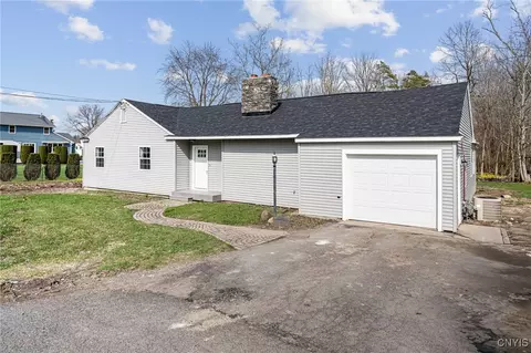 8758 Whiting Rd, Cicero, NY 13039