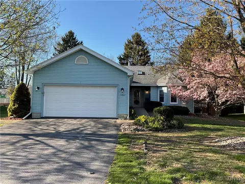5067 Roseanne Dr, Syracuse, NY 13212