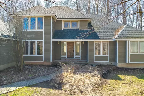 30 Creekside Dr, Volney, NY 13069