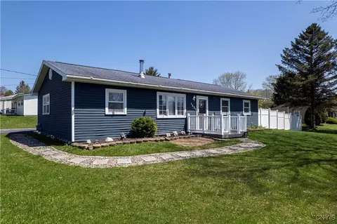 1221 Crestview Dr, Utica, NY 13502