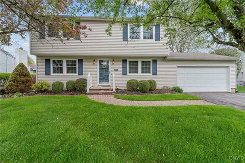 7745 Whiffletree Ln, Liverpool, NY 13090