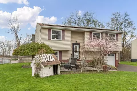8111 Thurston Dr, Cicero, NY 13039