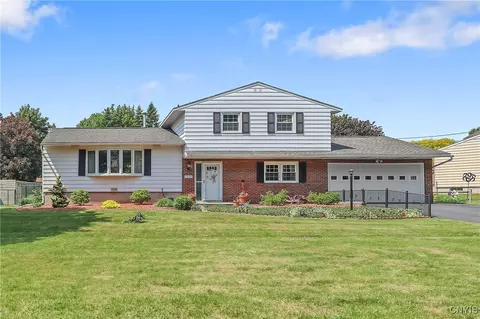 7462 Thunderbird Rd, Liverpool, NY 13088