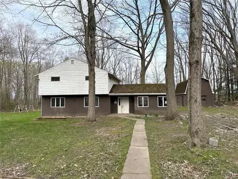 98 Hickory Grove Dr, Oswego, NY 13126