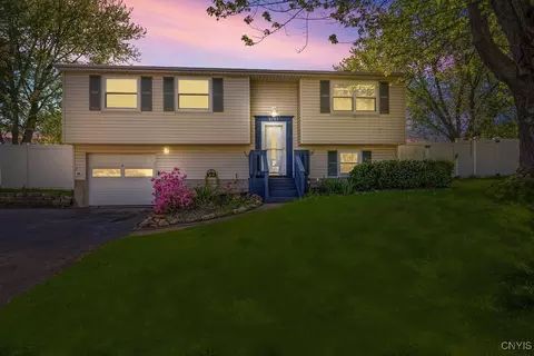 8287 Redwing Dr, Liverpool, NY 13090