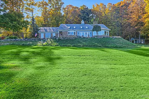 8915 Grange Hill Rd, New Hartford, NY 13413