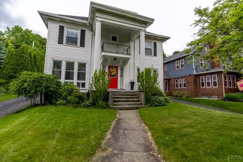 207 Twin Hills Dr, Syracuse, NY 13207