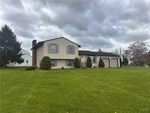 5566 Veneto Dr, Clay, NY 13041