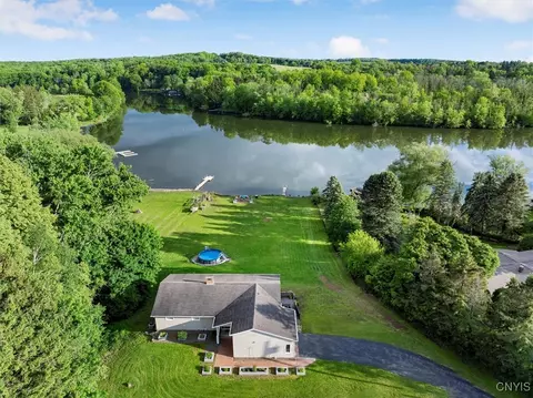 1404 Riverbend Dr, Lysander, NY 13027