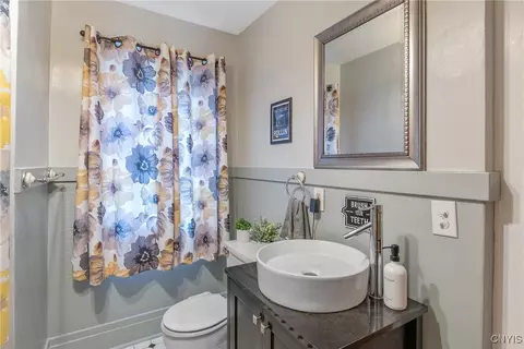 Bath - 135 E Warrington Rd, Syracuse, NY 13205 photo 2 of 3