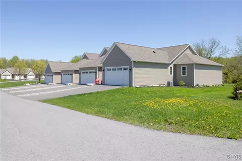 4490 Lauder Ln, Skaneateles, NY 13152