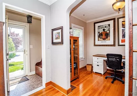 Entry Way - 210 Wellington Rd, Syracuse, NY 13214 photo 2 of 5