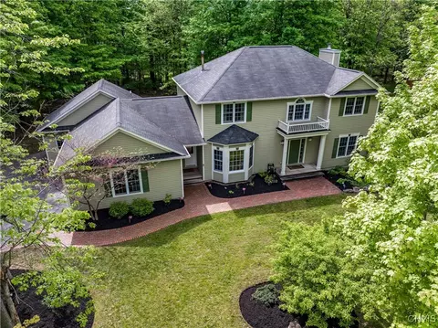 4438 Twin Pines Dr, Manlius, NY 13104