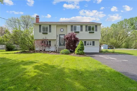109 Farmingdale Rd, Camillus, NY 13031