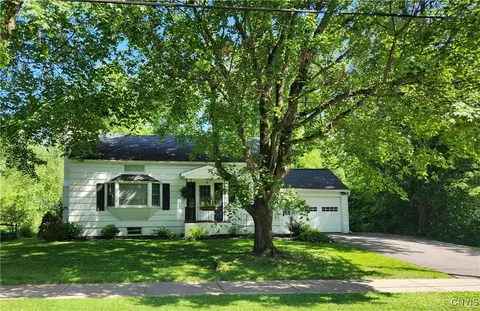 70 W Elizabeth St, Skaneateles, NY 13152