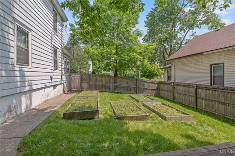 Exterior - 237 Sunstruck Dr, Syracuse, NY 13206 photo 3 of 5