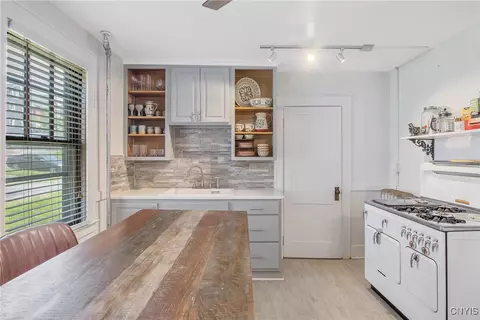 Kitchen - 237 Sunstruck Dr, Syracuse, NY 13206 photo 5 of 6