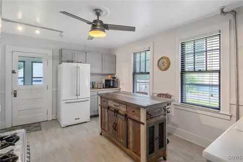 Kitchen - 237 Sunstruck Dr, Syracuse, NY 13206 photo 2 of 6
