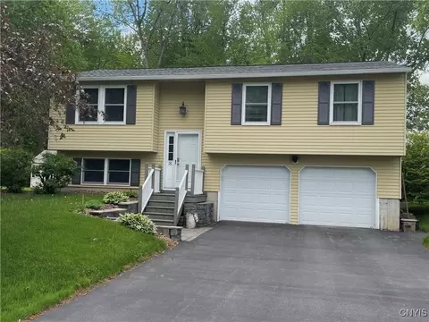 76 Windebank Ln, Minoa, NY 13116