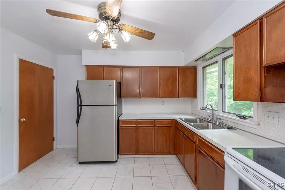 Kitchen - 219 Longmeadow Dr, Syracuse, NY 13205 photo 2 of 3