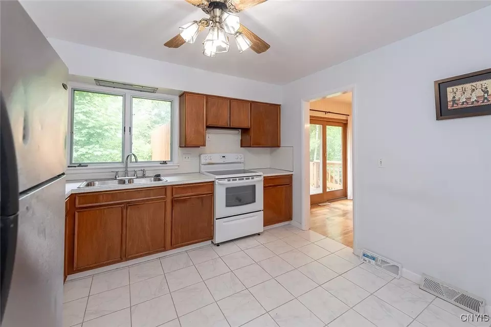 Kitchen - 219 Longmeadow Dr, Syracuse, NY 13205 photo 3 of 3