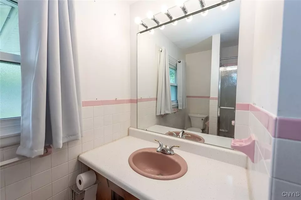 Bath - 219 Longmeadow Dr, Syracuse, NY 13205 photo 2 of 5