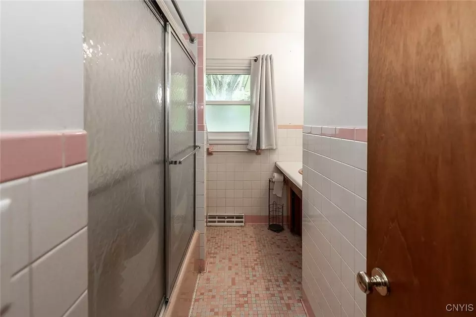 Bath - 219 Longmeadow Dr, Syracuse, NY 13205 photo 1 of 5