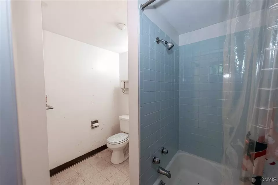 Bath - 219 Longmeadow Dr, Syracuse, NY 13205 photo 4 of 5