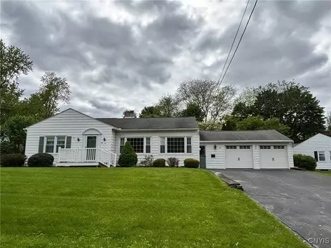 106 Euclid Dr, Fayetteville, NY 13066