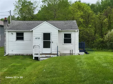 8723 E Mud Lake Rd, Lysander, NY 13027