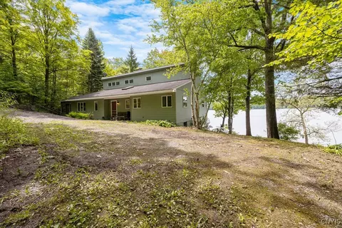388 Dolphin Point Ln E, Niles, NY 13118