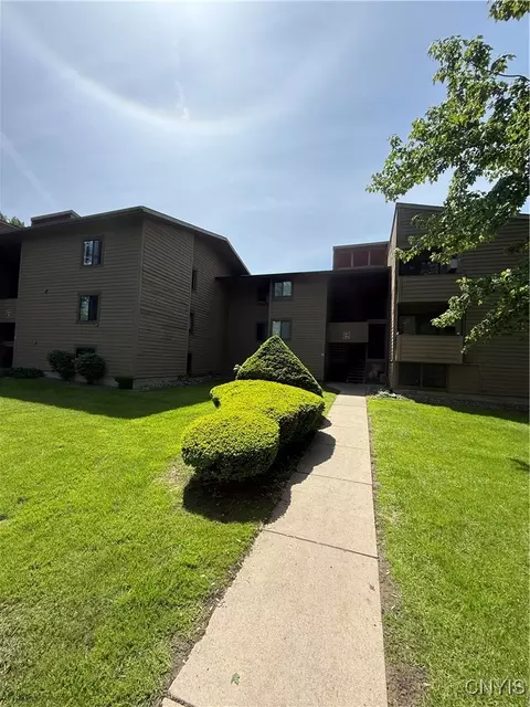 137 Watertree Dr, East Syracuse, NY 13057
