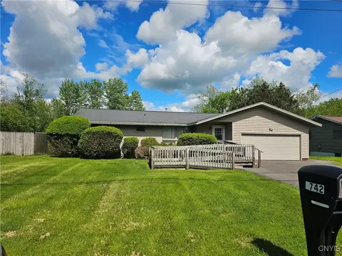 7742 Davis Rd S, Syracuse, NY 13212