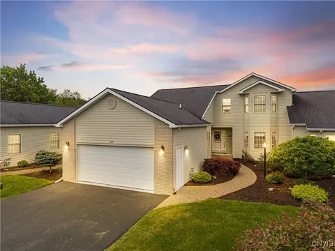 201 Falling Brk, Fayetteville, NY 13066