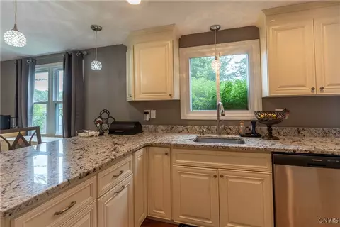 8401 Quadrant Ln, Baldwinsville, NY 13027 photo 6