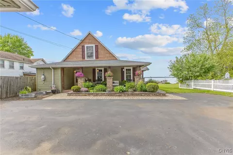 6591 Lakeshore Rd, Cicero, NY 13039