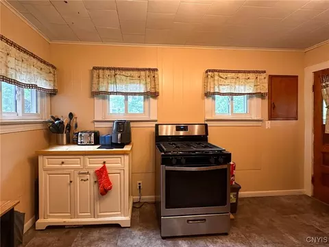 Kitchen - 5276 Oneida St, Oneida, NY 13421 photo 3 of 4