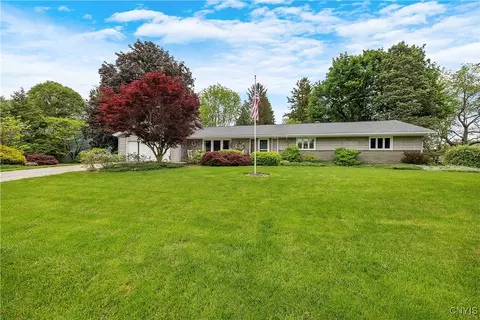 8 Thistlewood Ln, Fayetteville, NY 13066