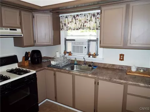 Kitchen - 514 Mccool Ave, East Syracuse, NY 13057 photo 2 of 4