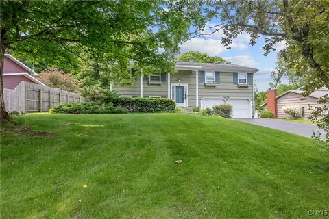 4575 Meadowridge Rd, Manlius, NY 13104