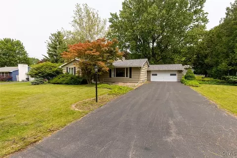 215 Burlington Dr, Manlius, NY 13104