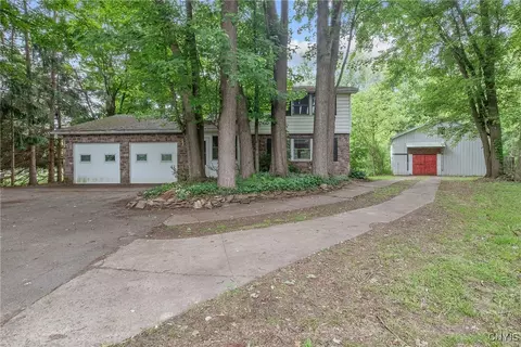 3643 Armstrong Rd, Syracuse, NY 13209