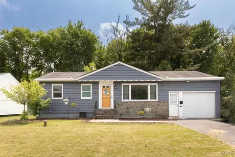 112 Oakley Dr, North Syracuse, NY 13212